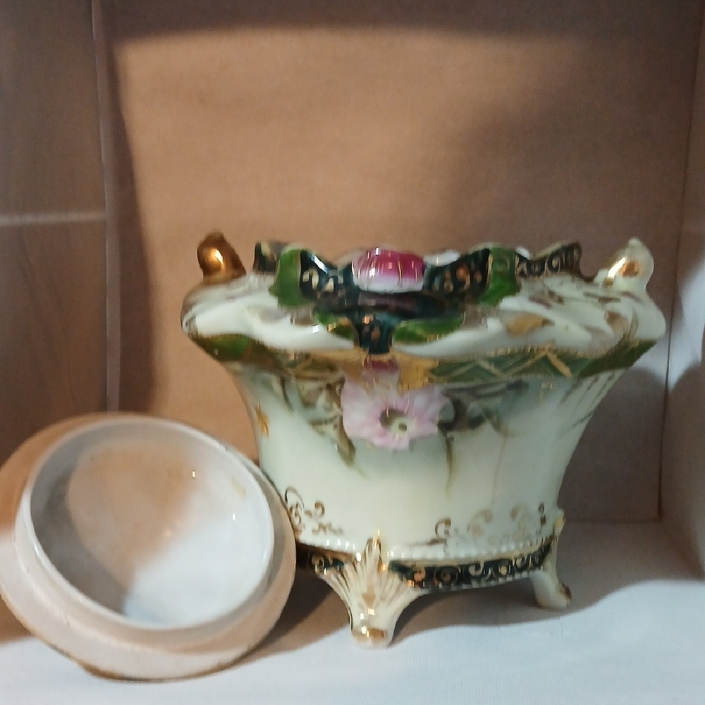 Vintage Elegant Floral Ceramic Art Piece - Picture 5 of 9